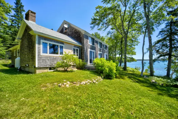 697 Sunshine RD, Deer Isle, ME 04627