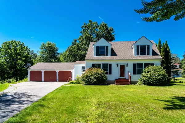 61 Field RD, Sidney, ME 04330