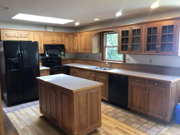 South Thomaston, ME 04858,296 St George RD