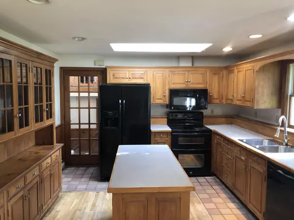 South Thomaston, ME 04858,296 St George RD