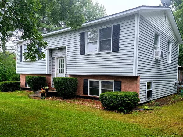 Newport, ME 04953,60 Lunt RD