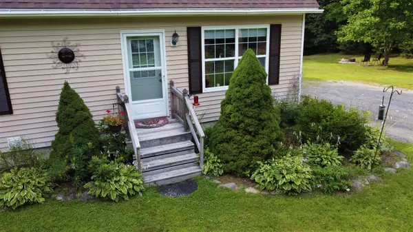 Holden, ME 04429,182 Clark Hill RD