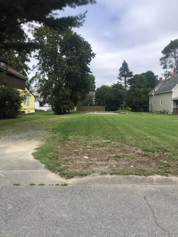 20 Maple ST, Brewer, ME 04412