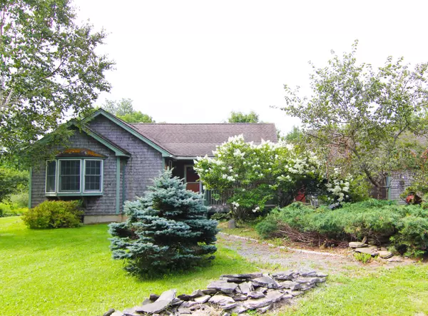 19 Dry Moon LN, Blue Hill, ME 04614