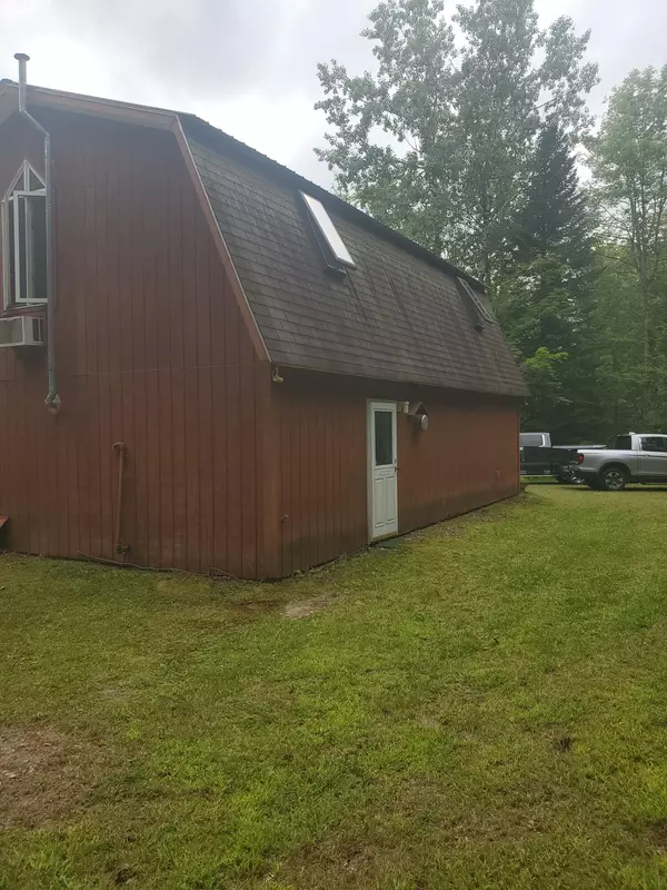 40 Wing LN, Cornville, ME 04976