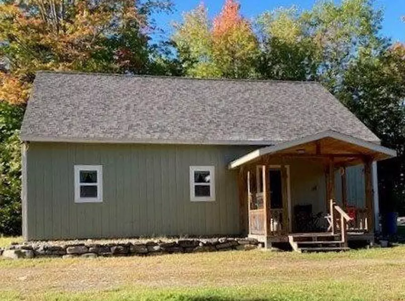 48 Monument RD, Abbot, ME 04406