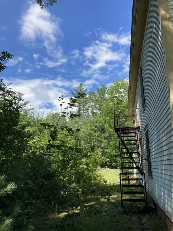 Livermore Falls, ME 04254,31 River RD