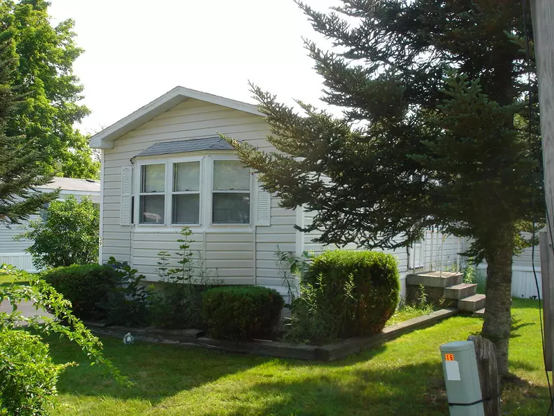 39 Patio Park LN, Gorham, ME 04038