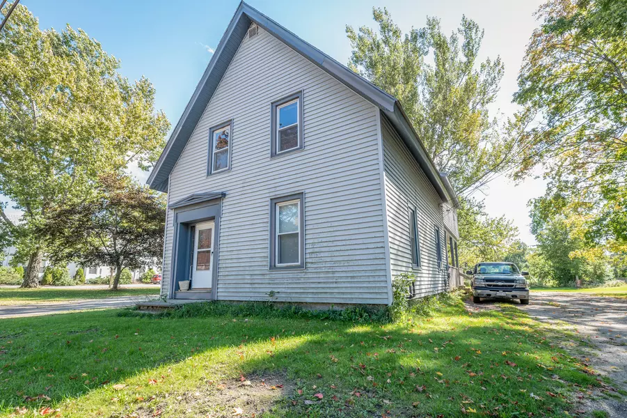 11 Hudson RD, Corinth, ME 04427