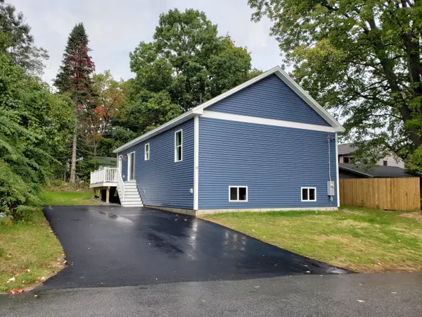 9 Avalon ST, Lewiston, ME 04240