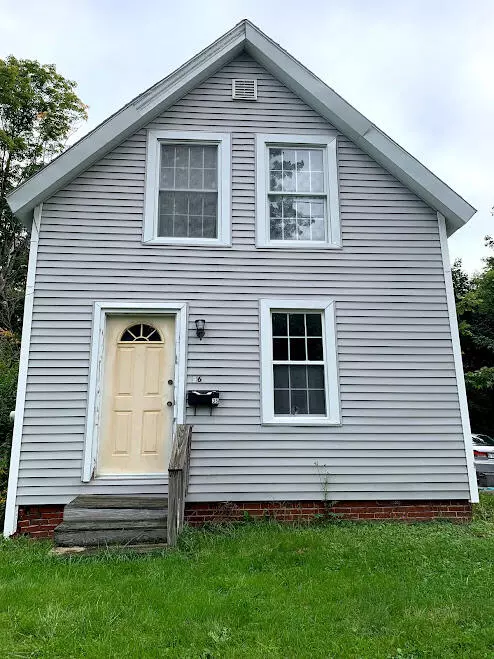36 Oak ST, Gardiner, ME 04345