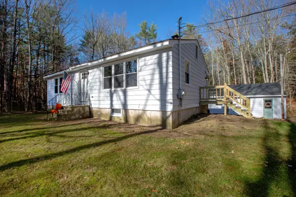 18 Wakefield LN, West Gardiner, ME 04345