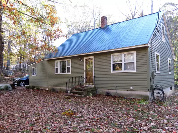 11 Brown RD, Raymond, ME 04071