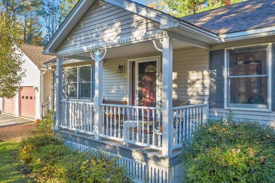 13 Old Tavern RD, Topsham, ME 04086