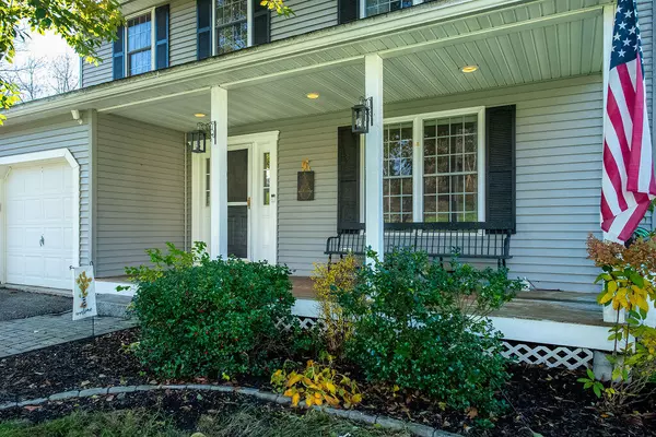 2 River Meadow LN, South Berwick, ME 03908