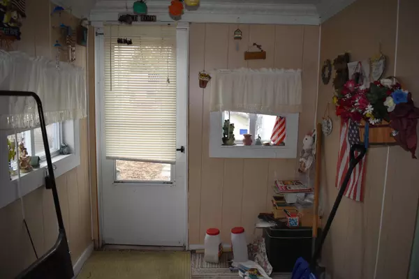 Mattawamkeag, ME 04459,7 Cross St ST