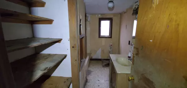 Searsmont, ME 04973,342 New England RD