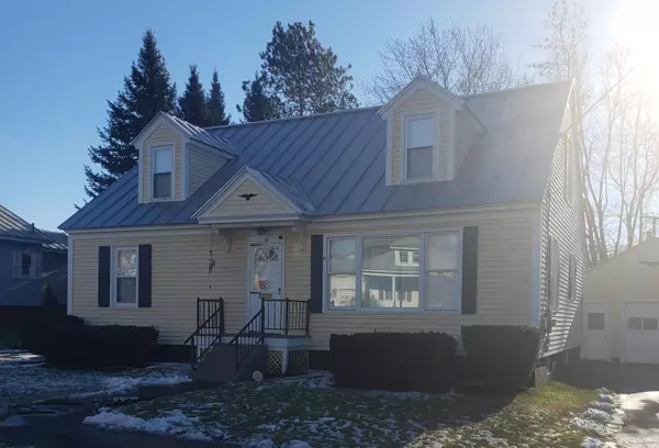 38 Sanger AVE, Waterville, ME 04901