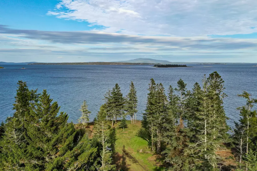 19 Loon Cove LN, Brooklin, ME 04616