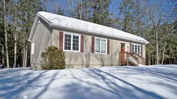 8 Pleasant LN, New Gloucester, ME 04260