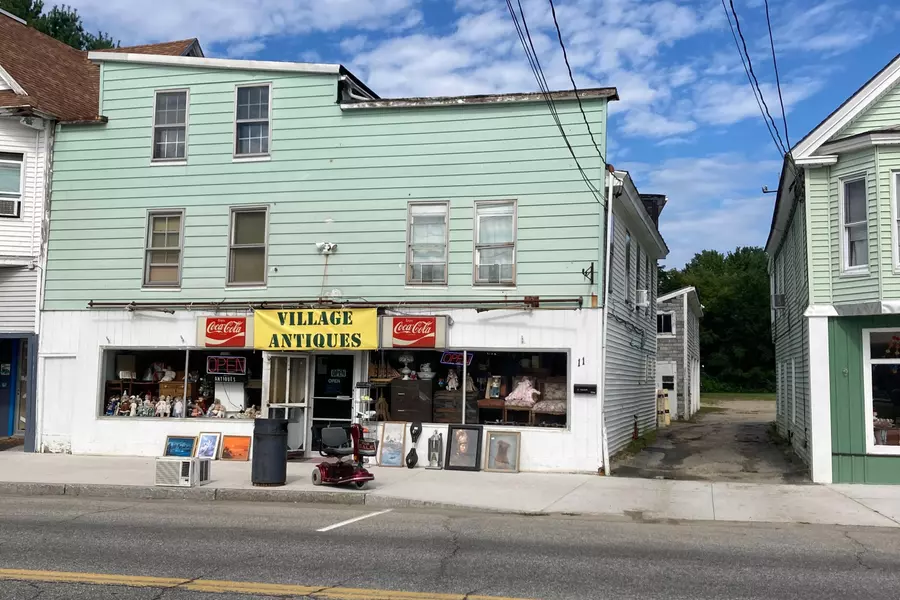 11 Village ST, Lisbon, ME 04250