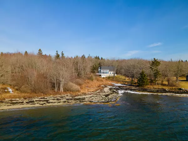 66 Heather Cove LN, Trenton, ME 04605