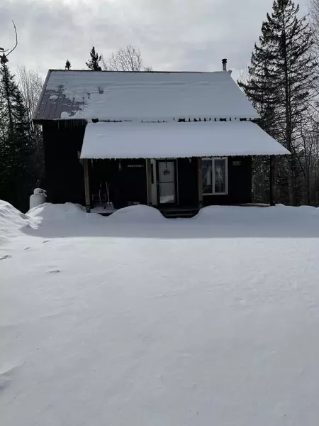 26 Moosehorn RD, Abbot, ME 04406