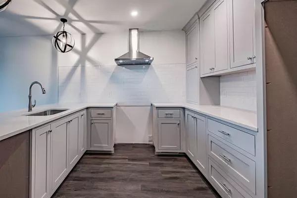 Freeport, ME 04032,17 Youngs LN #17