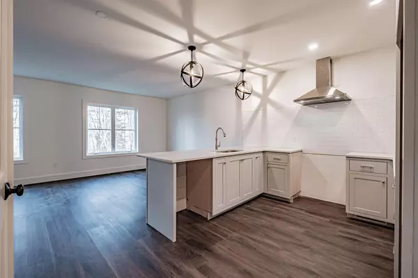 Freeport, ME 04032,19 Youngs LN #5