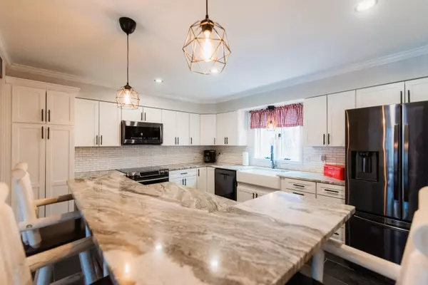 Naples, ME 04055,15 Monroe DR