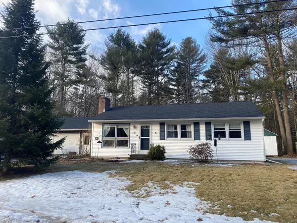 9 Thomas AVE, Topsham, ME 04086