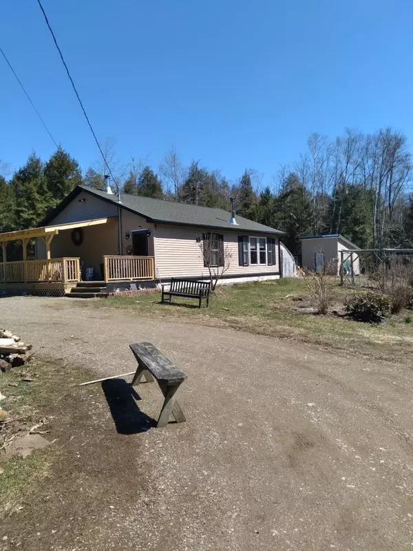 133 Pratt RD, Newport, ME 04953