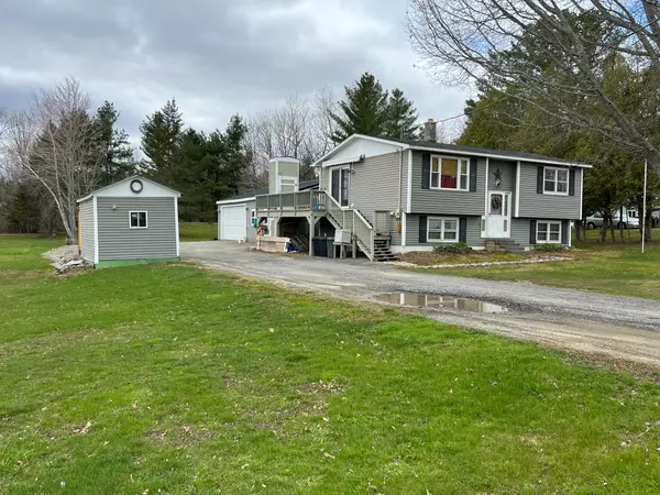 44 Lunt RD, Newport, ME 04953