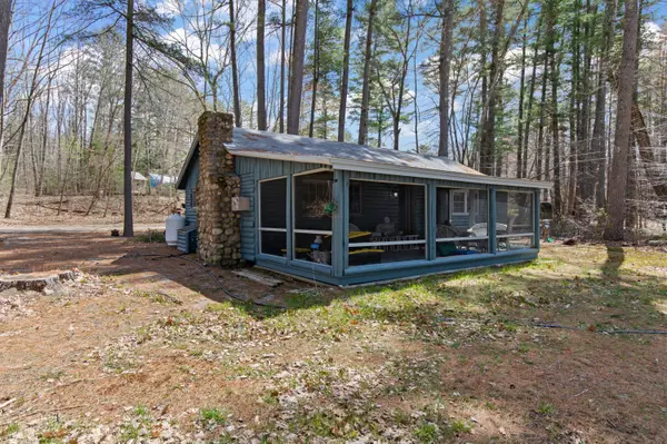 17 Hutchins RD, Raymond, ME 04071