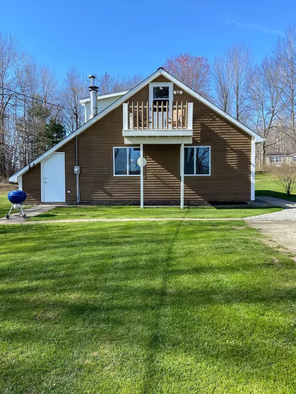 21 Flood RD, Plymouth, ME 04969