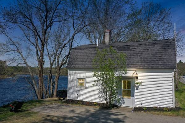 8 Main RD, Eddington, ME 04428