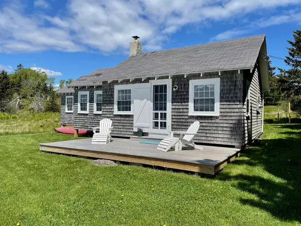 11 Sunrise LN, Brooklin, ME 04616