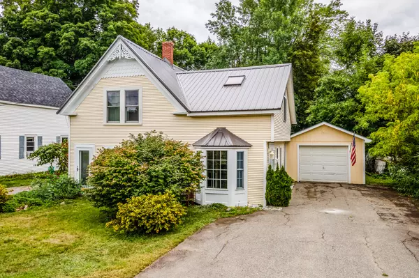 9 Hill AVE, Newport, ME 04953