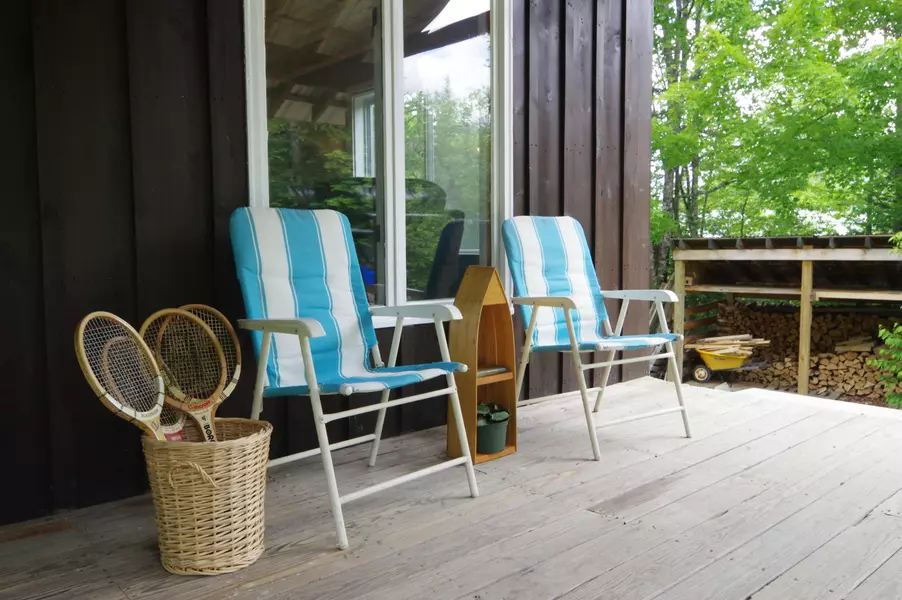 26 Moosehorn RD, Abbot, ME 04406