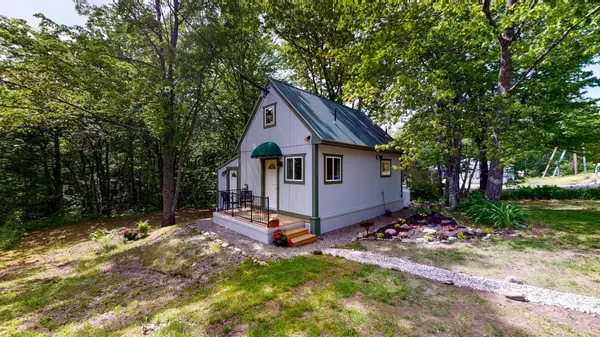 7 Flanders RD, Northport, ME 04849