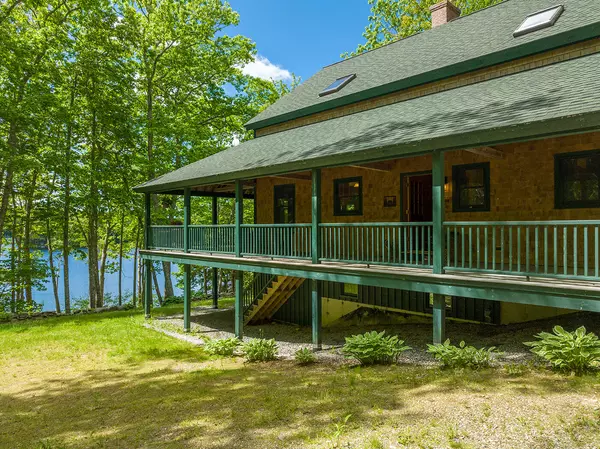 67 Meadow LN, Hope, ME 04847