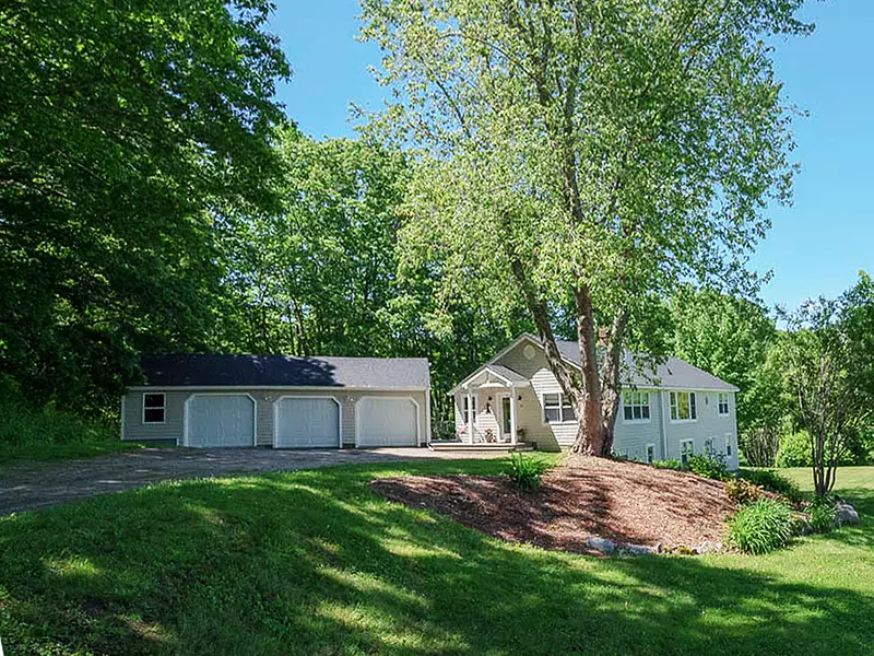 31 Powell LN, Damariscotta, ME 04543