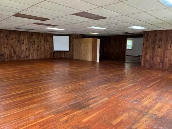 Wiscasset, ME 04578,127 Gardiner RD