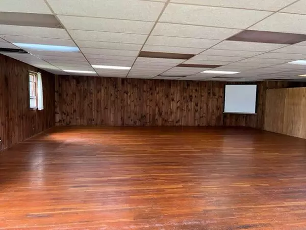 Wiscasset, ME 04578,127 Gardiner RD