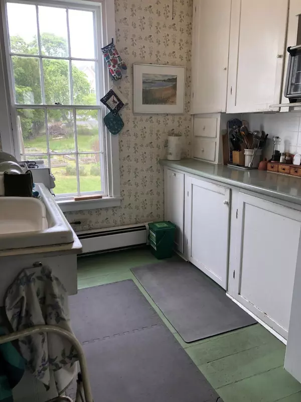 Vinalhaven, ME 04863,92 E Main ST