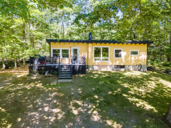 17 Rabbit LN, Naples, ME 04055