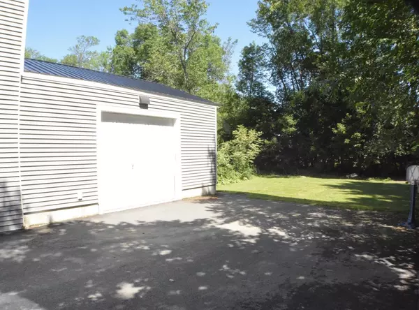 Newport, ME 04953,15 Hill AVE