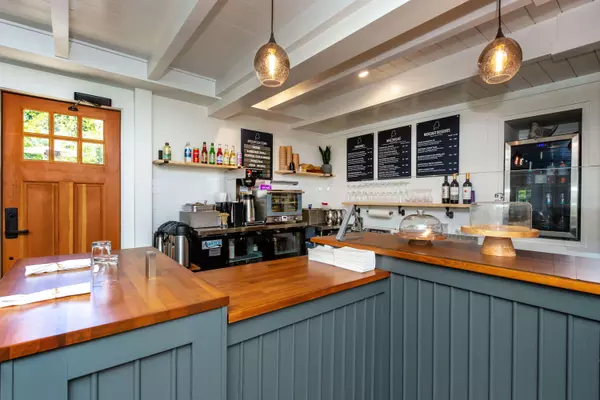 65 Gardiner RD, Wiscasset, ME 04578