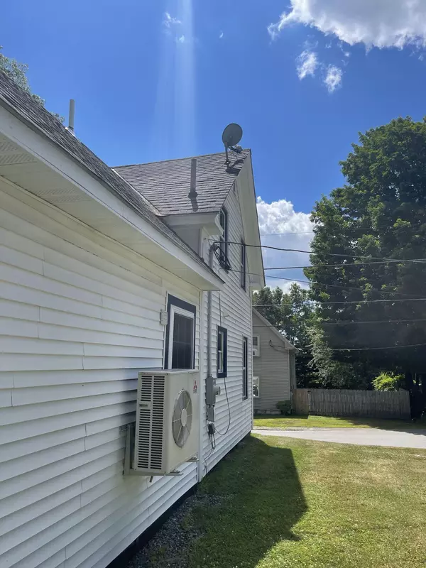 Oakland, ME 04963,53 Heath ST