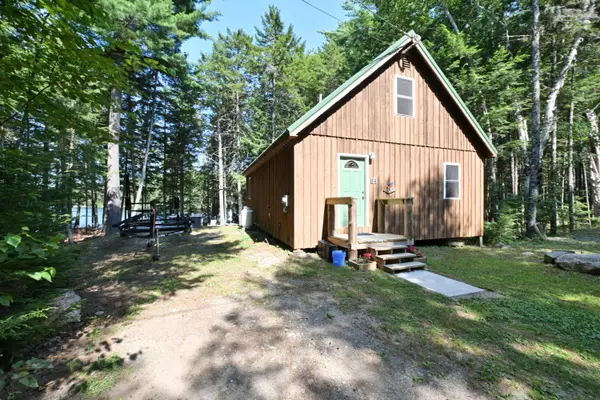 29 Shoebox LN, Lakeville, ME 04487